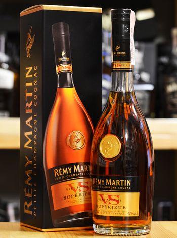Купить французский коньяк Remy Martin, VS, 0.5л, в коробке | OKwine